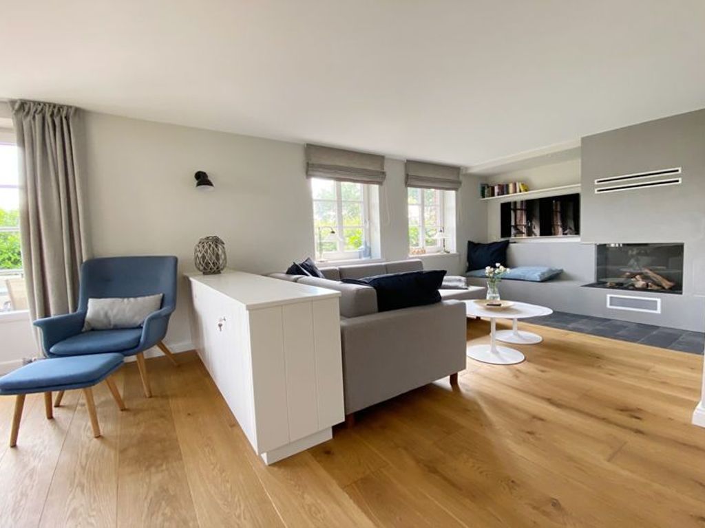Jeder findet hier seinen Lieblingsplatz zum Verweilen. Ein großer Smart-TV, BLOCK Multiroom HIFI-System inkl. CD-Player.