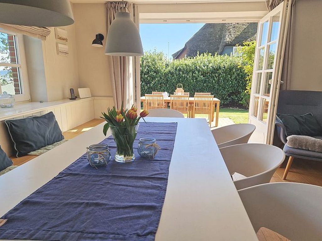 Vom Wohn- Esszimmer aus gelangen Sie direkt auf die blickgeschützte Südterrasse.