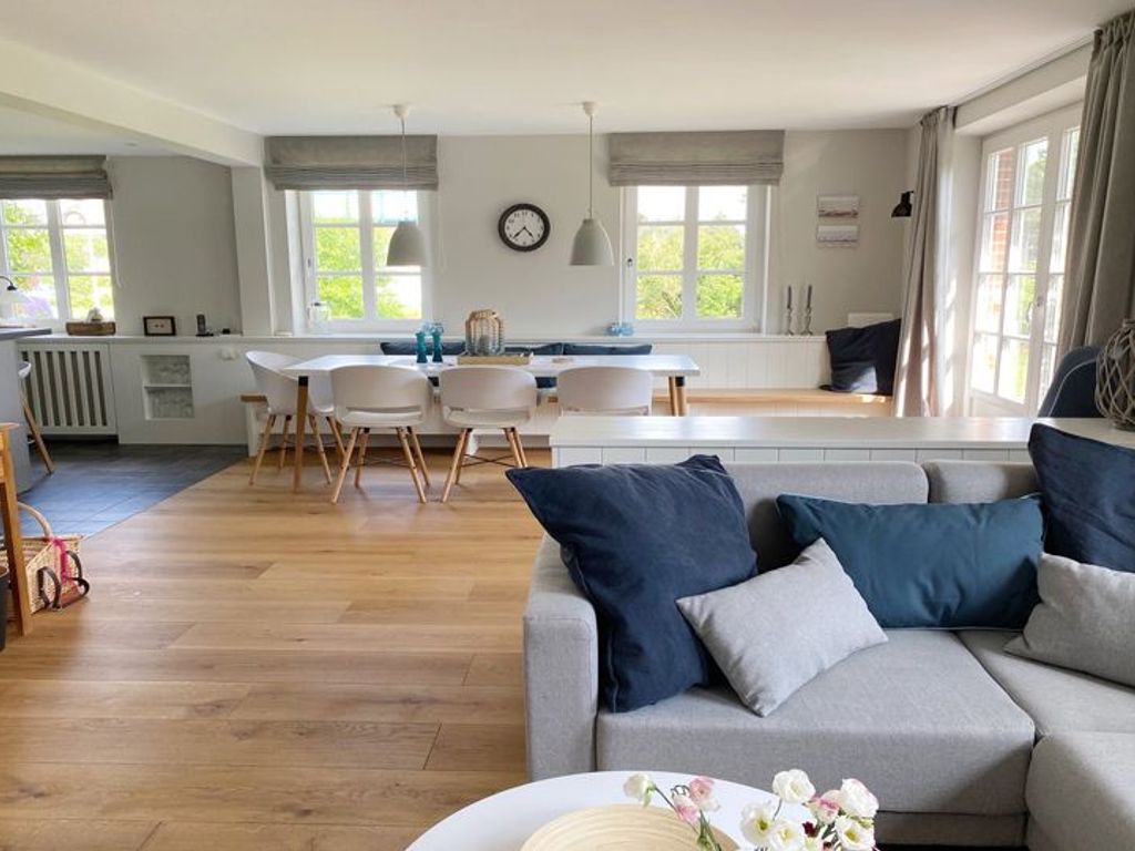 Das helle Wohnzimmer ist offen gestaltet und Allergiker gerecht mit Holz- und Fliesenböden ausgestattet.
