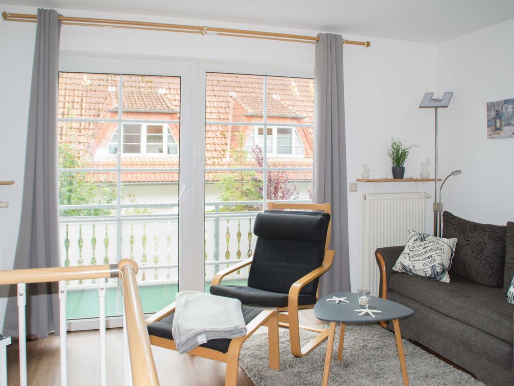 Wohnzimmer mit Balkon und Seeblick