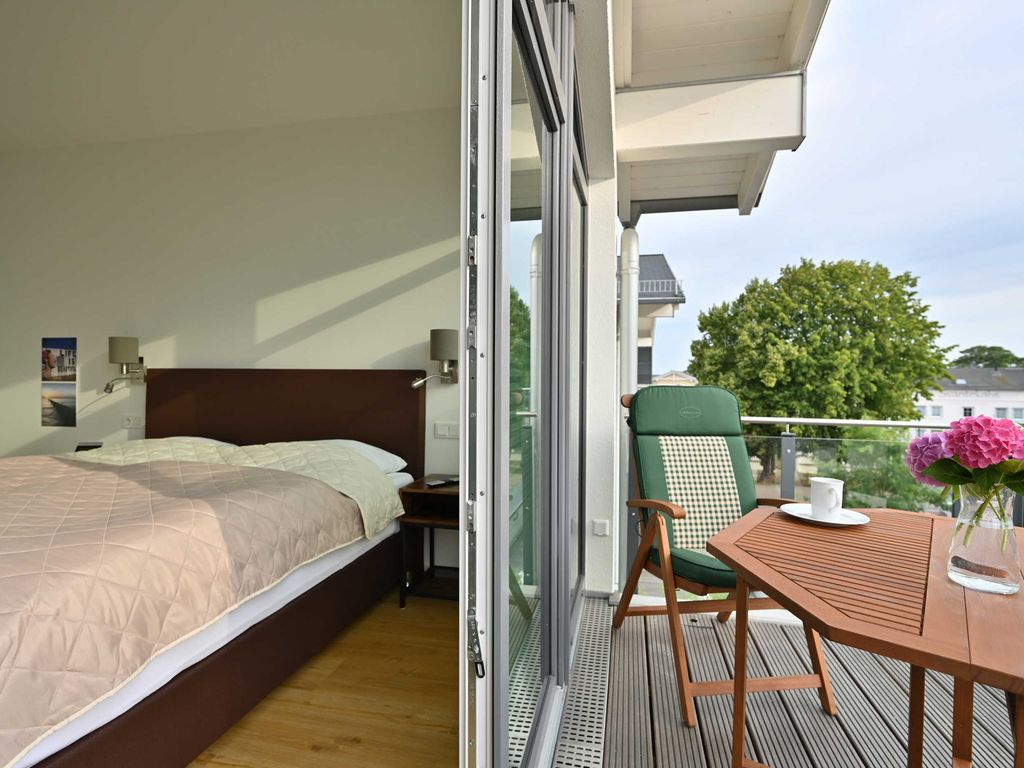 Schlafzimmer mit angrenzendem Balkon