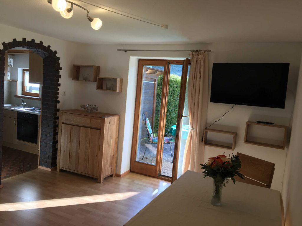 Wohnzimmer mit Terrasse und Garten