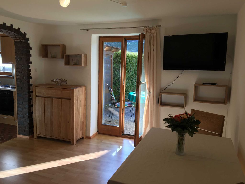 Wohnzimmer mit offener Küche