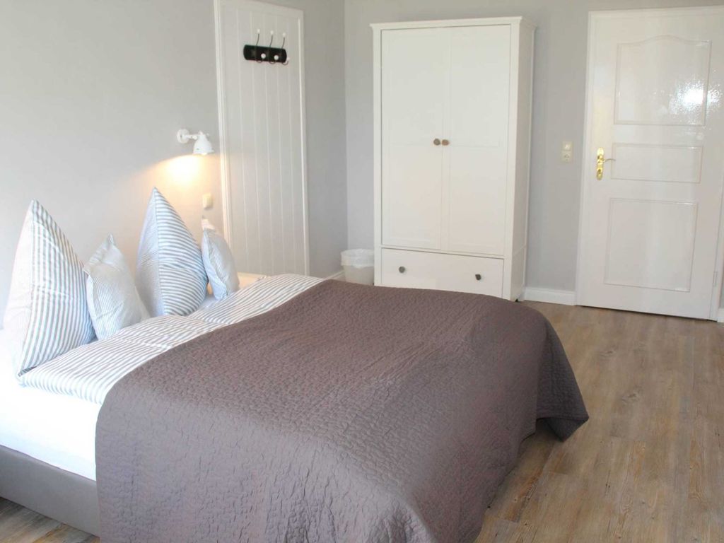 Die weißgraue Farbkombination verkörpert die nordische Leichtigkeit. Teils shabby chic mit einem Tick modern. Klar und hell, aber nicht ungemütlich.

Dieses Zimmer befindet sich in unserem zum Hotel gehörenden ebenerdigen Nebengebäude.