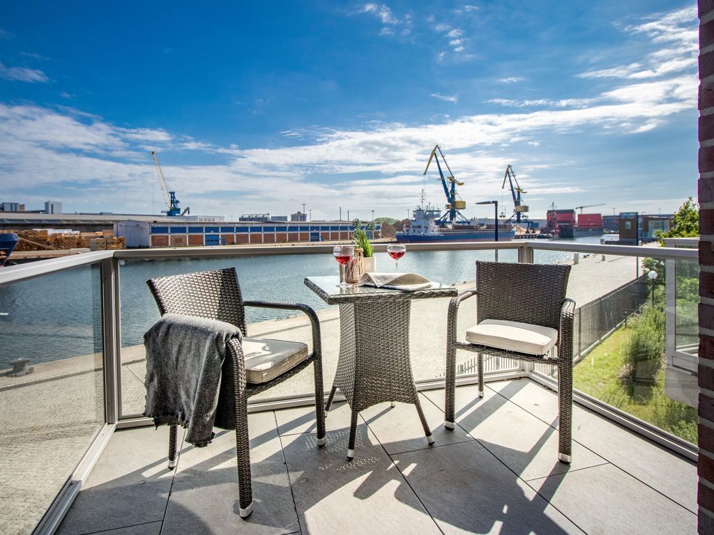 Hafenspitze App. 03 - Blick auf den Balkon und auf den Seehafen