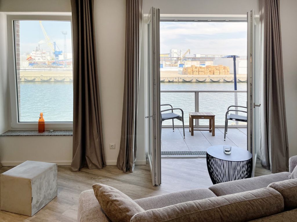 Hafenspitze App. 02 - Blick auf das Sofa und den Balkon