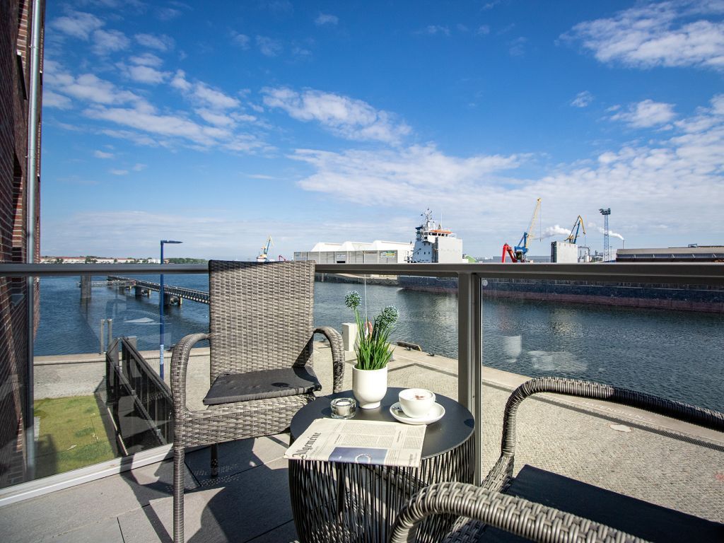 Hafenspitze App. 02 - Blick auf den Balkon mit Blick zum Seehafen