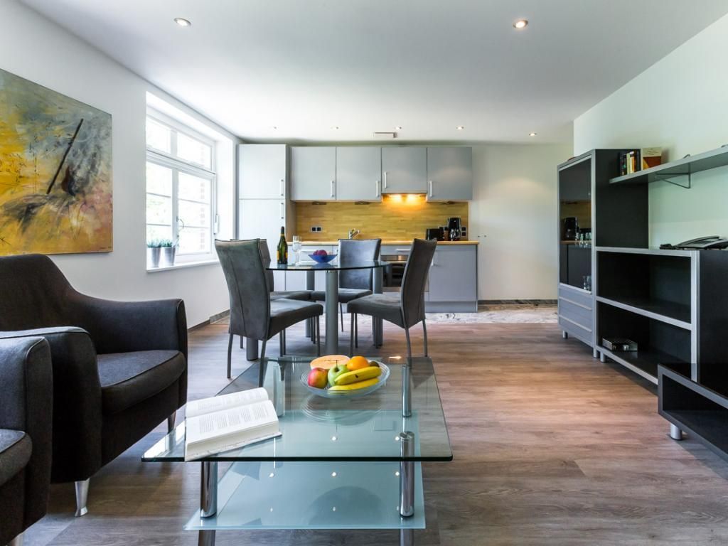 Villa Höger Whg.9 - Blick auf den Wohn-/ Essbereich mit offener Küchenzeile