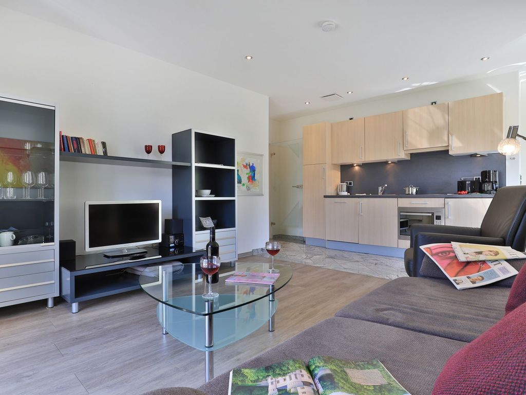 Villa Höger Whg. 08 - Blick vom Sofa auf den TV und die offene Küche