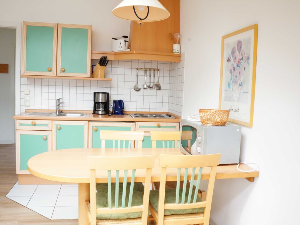 Wohnzimmer mit Esstisch und Küchenzeile
