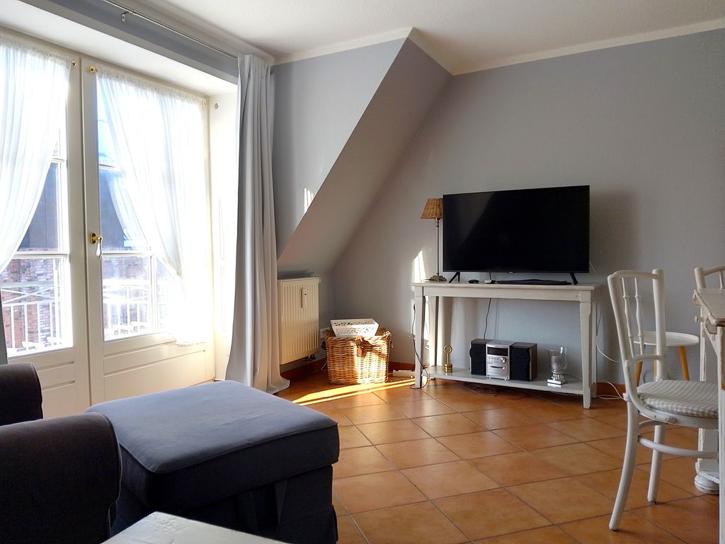 Wohnbereich mit Zugang zum Balkon