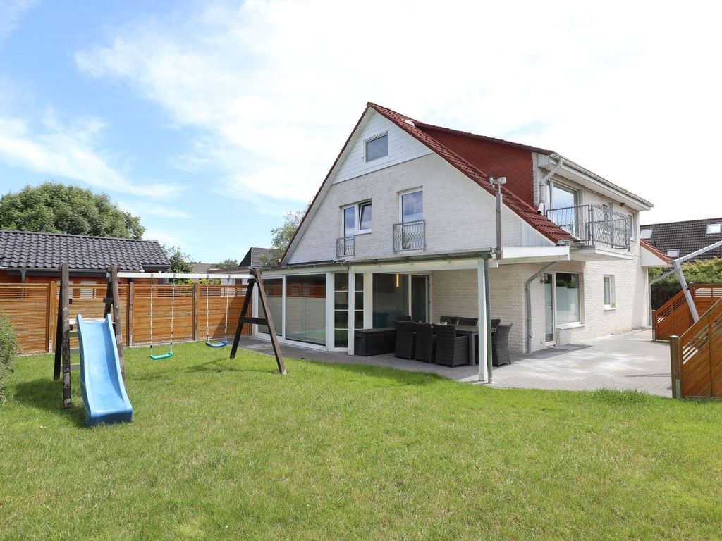 Teresa Fewo - Blick auf das Ferienhaus, das Grundstück und die Terrasse