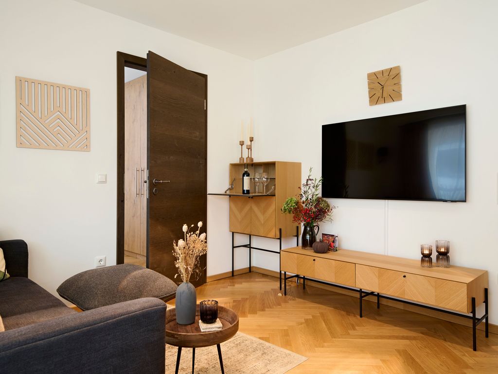Wohnzimmer mit Blick ins Schlafzimmer