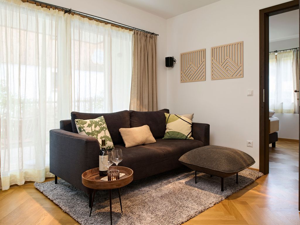 Wohnzimmer mit Blick in den Garten