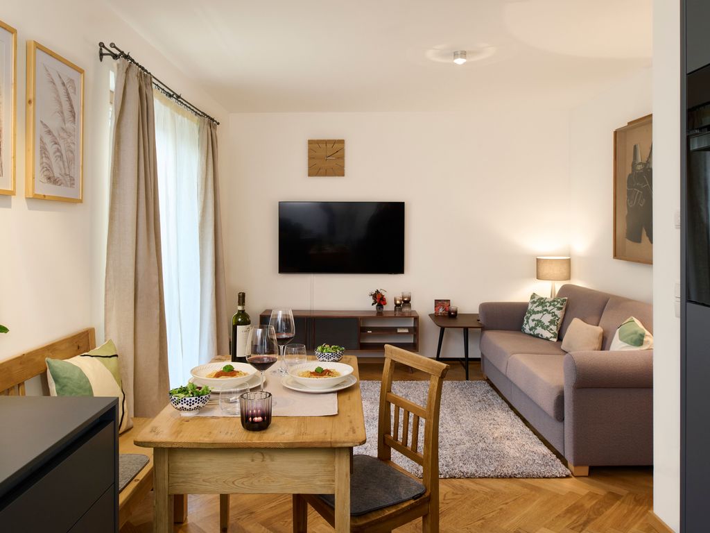 Blick von der Küche ins Wohnzimmer mit Terrassentür