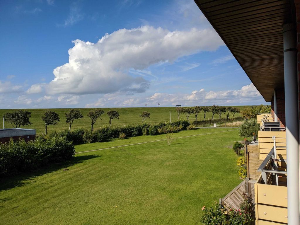 Blick auf den Deich, direkt dahinter ist die Nordsee