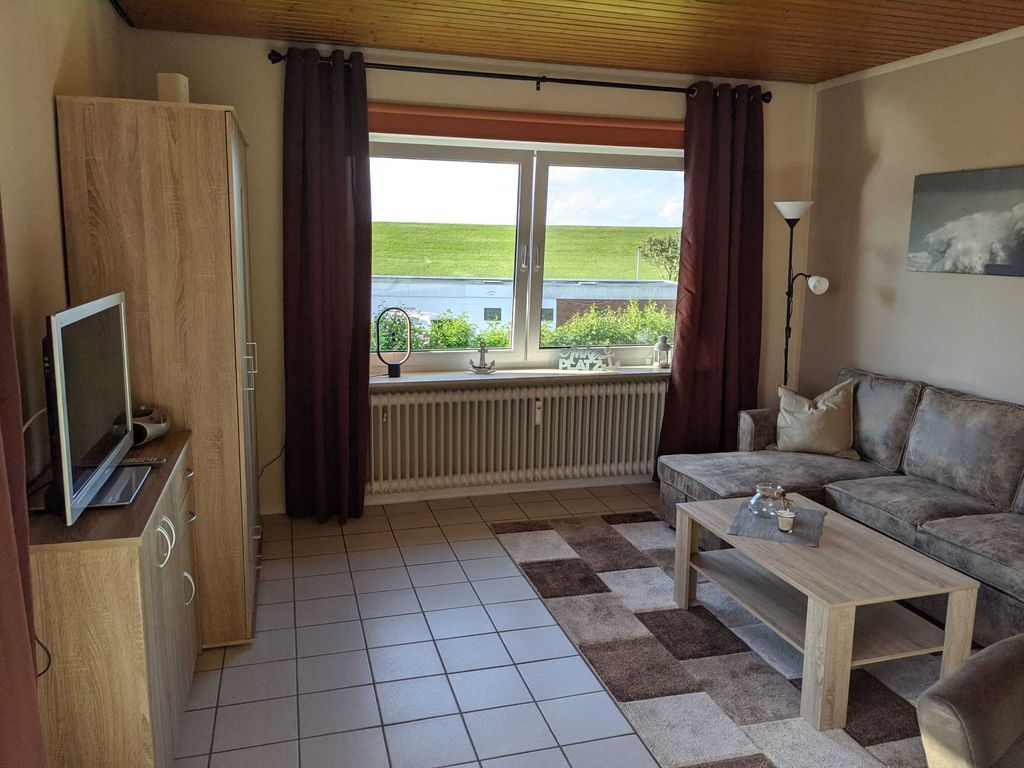 Direkter Blick auf den Deich vom Wohnzimmer aus