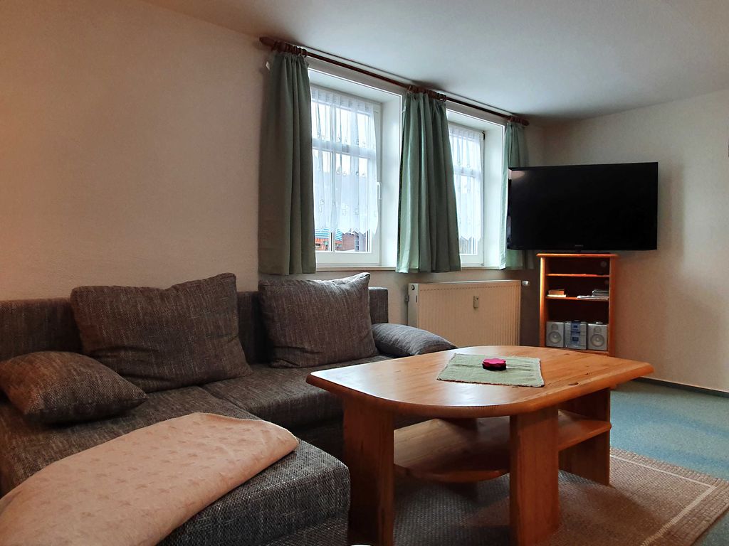Wohnzimmer mit großem Flat-TV