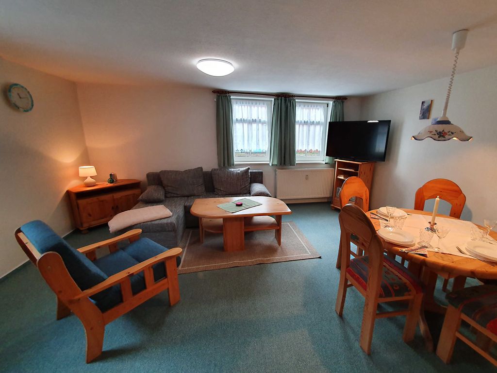 Wohnzimmer mit Couchecke und Esstisch