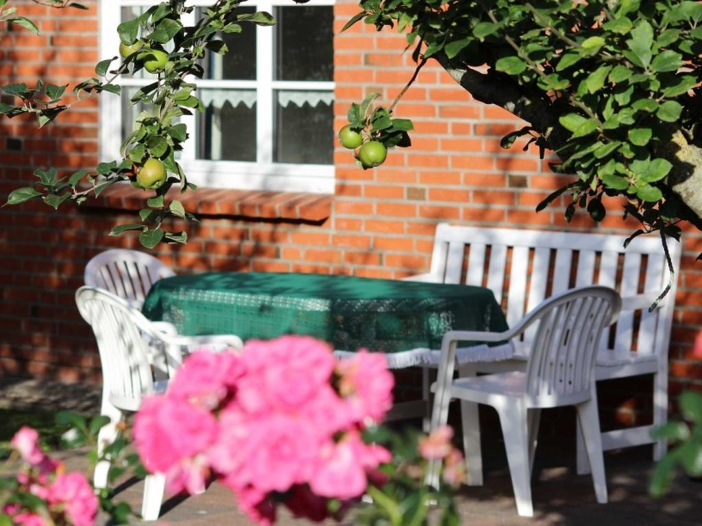 Der wunderschöne, gepflegte Garten mit seinen alten Obstbäumen, der Rosenhecke auf dem Friesenwall und der möblierten Terrasse(mit Strandkorb!) lädt zum Genießen ein. Gute, aktuelle Bücher stehen in großer Auswahl zur Verfügung. Und eine Tasse Tee oder Kaffee und abends vielleicht ein Gals Wein oder ein Manhattan runden die Mußestunden ab.