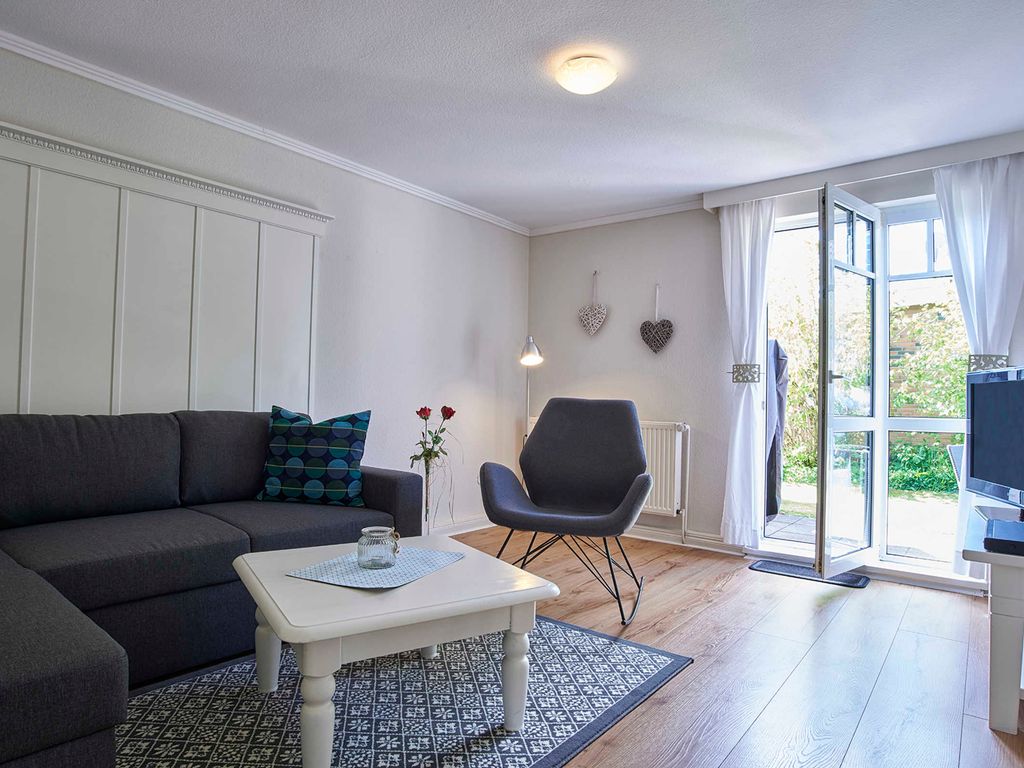 Das gemütliche Wohnzimmer mit Flat-TV, DVD-Player und CD-Player.