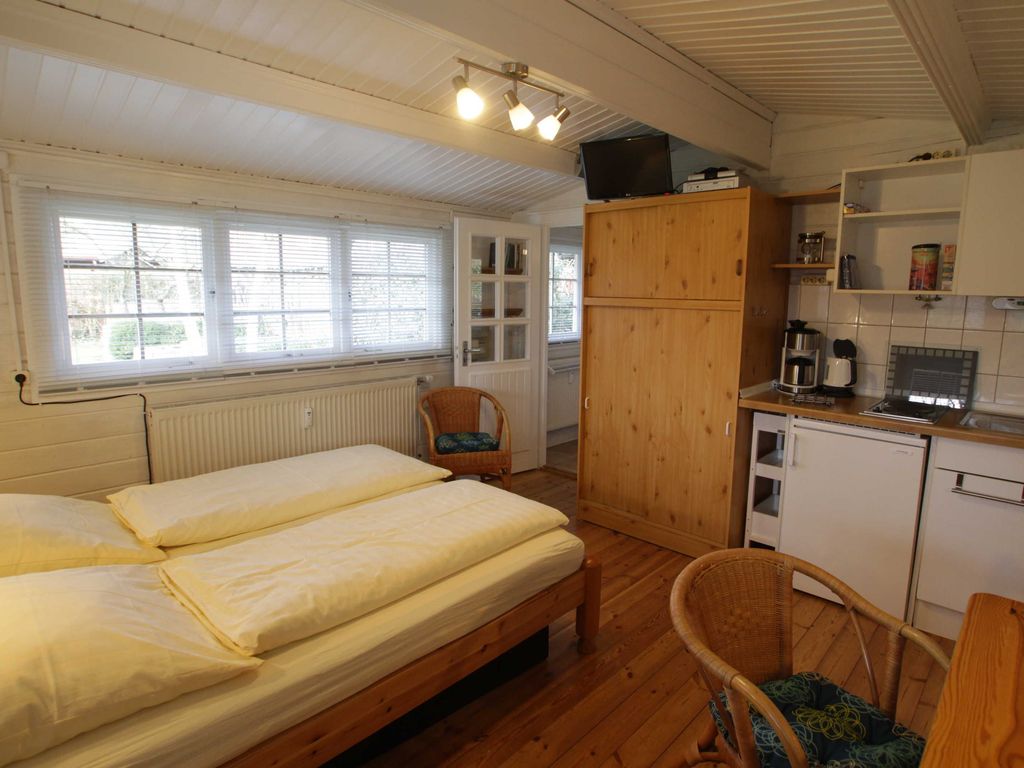 Auf ca. 22 Quadratmetern finden Sie Küche/Esszimmer und Schlafzimmer in einem und ein abgetrenntes Bad.