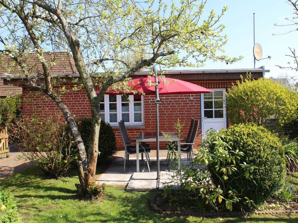 Im eingewachsenen Garten finden Sie den Bungalow Meise 3. Durch das Fenster des Wohn-/Esszimmers blicken Sie direkt in den Garten, von der Eingangs- und Küchentür aus sind Sie direkt auf der Terrasse.