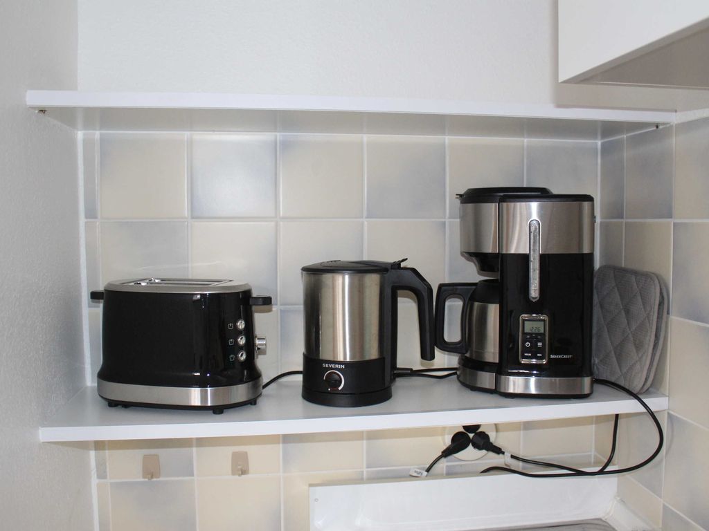 Natürlich finden Sie auch Töpfe, Pfannen, Auflaufformen sowie Kaffeemaschine mit Warmhaltekanne, Kaffeepadmaschine, Toaster und Wasserkocher. Aber auch ein Eierkocher, Handmixer, Springform und viele weitere Küchenutensilien ergänzen die Ausstattung und sorgen dafür, dass sich auch Hobbyköche im Urlaub austoben können.
