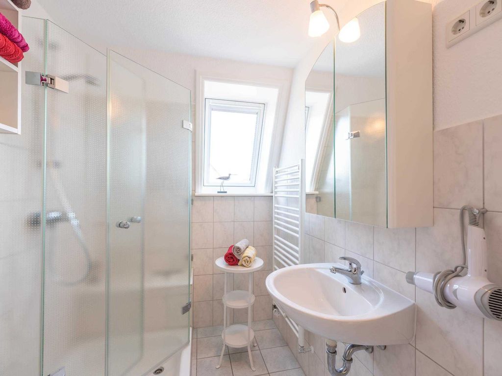 Badezimmer mit allen Dingen für ein schönes Duschbad