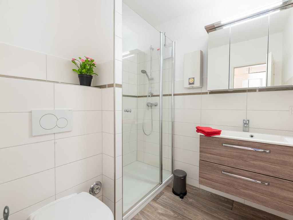 Badezimmer mit 110 cm grosser Dusche