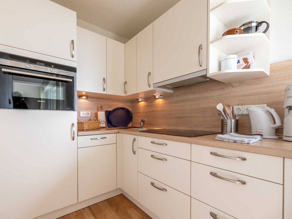 Küche mit allen Dingen zum Kochen. Mit Blick beim kochen über das Meer