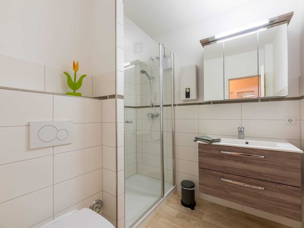 Badezimmer mit großer Dusche und Föhn