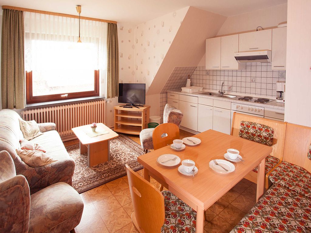 Die Wohnküche besteht aus einer Eckbank mit Esstisch, Couchgarnitur mit Sat-TV sowie einer Küchenzeile die mit 4-Platten Herd, Backofen, Kühlschrank mit Gefrierfach,Geschirrspüler, Wasserkocher und Kaffeemaschine ausgestattet ist.