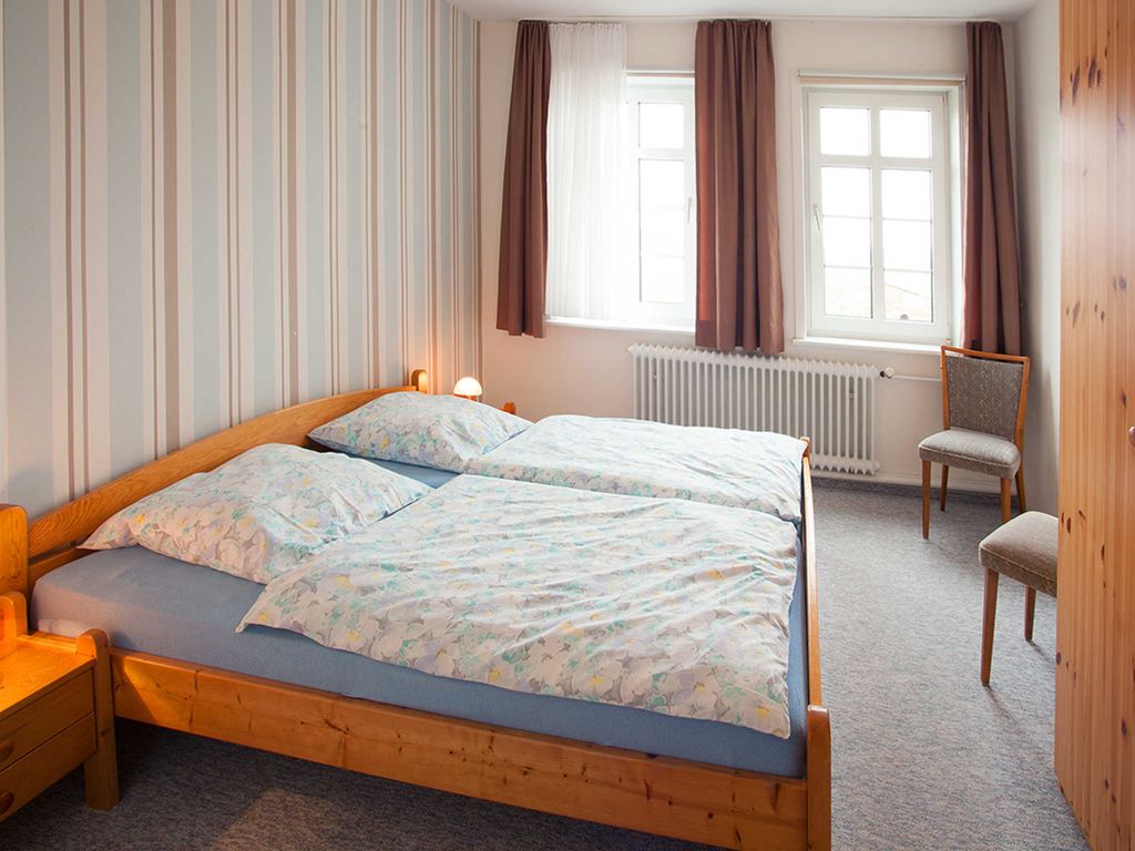 Schlafzimmer mit Doppelbett und einem großem Kleiderschrank


Das Bad wurde vor 2 jahren renoviert,ist beim fotografieren aber leider vergessen worden.