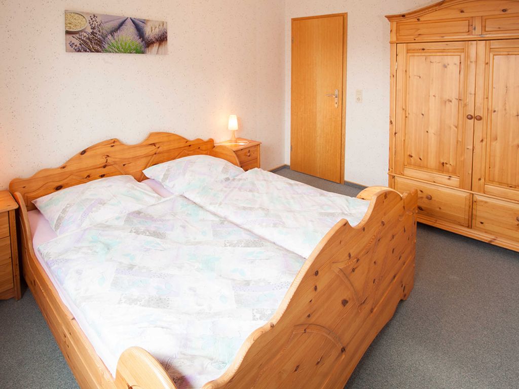 Das Schlafzimmer ist mit einem Doppelbett und einem großen Kleiderschrank ausgestattet.
