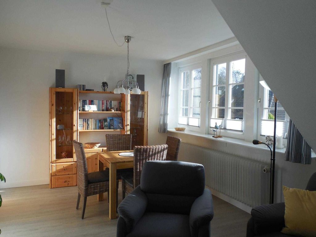 Helles, freundliches Wohnzimmer lädt ein zum Relaxen.