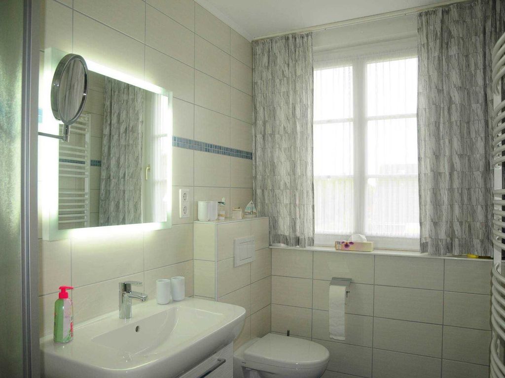Im großzügigen Bad mit Dusche sind Bade- und Handtücher vorhanden.