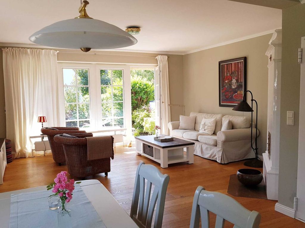 Wohnzimmer mit Essbereich und direktem Zugang zur Terrasse und großem Garten