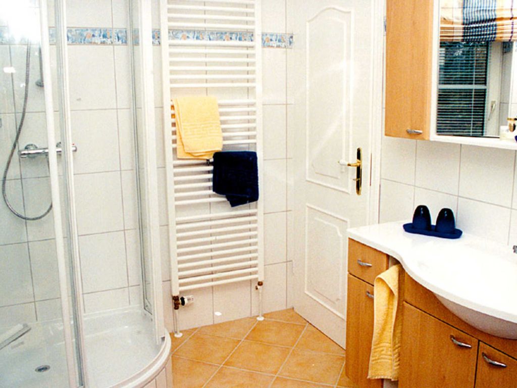 Das komfortable Duschbad mit hochwertigen Badmöbeln und Bidet läßt keine Wünsche offen. Ein 2.WC ist vorhanden.