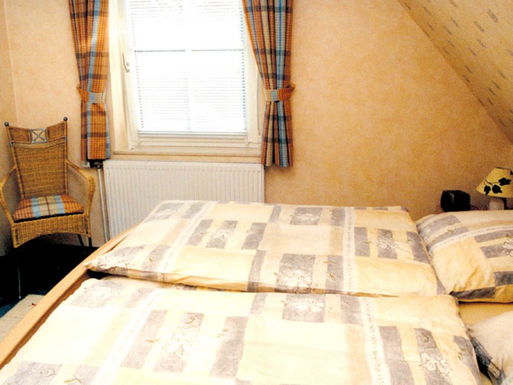 Die Wohnung ist mit 2 Schlafzimmern ausgestattet und bietet somit ausreichend Platz für 2 - 5 Personen. Darüber hinaus steht ein Kinderbett zur Verfügung.