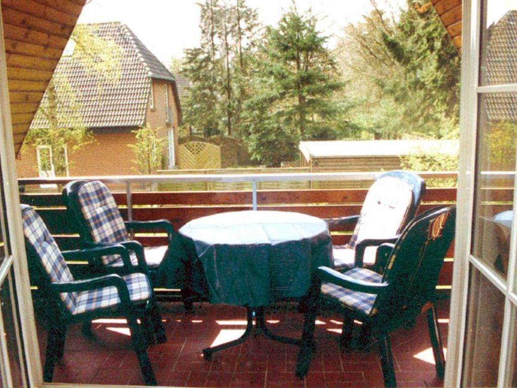 Ein Südbalkon mit Gartenmöbeln lädt zum Verweilen ein.