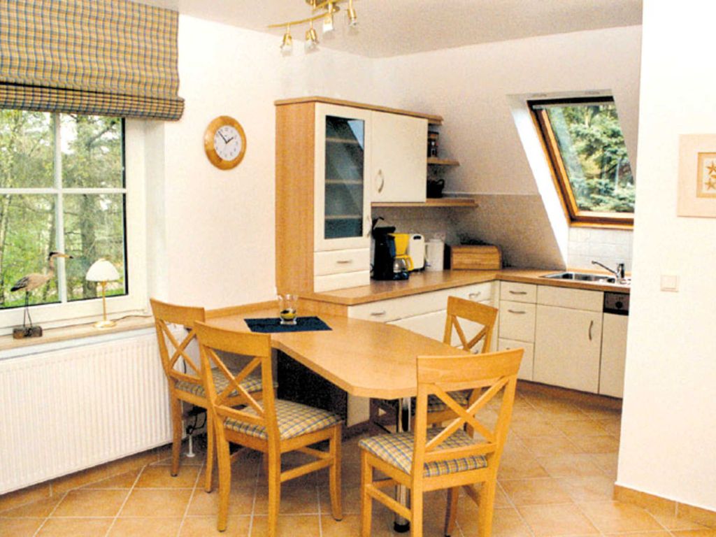 Der Küchenbereich bietet neben einer modernen Einbauküche mit E-Herd, Heißluftbackofen, Geschirrspüler, Mikrowelle, Kühlschrank mit Gefrierfach, Kaffeemaschine, Toaster sowie Handmixer, einen großen Ess-, Spiel- und Klöntisch. Waschmaschine und Trockner stehen im Keller kostenfrei zur Verfügung.