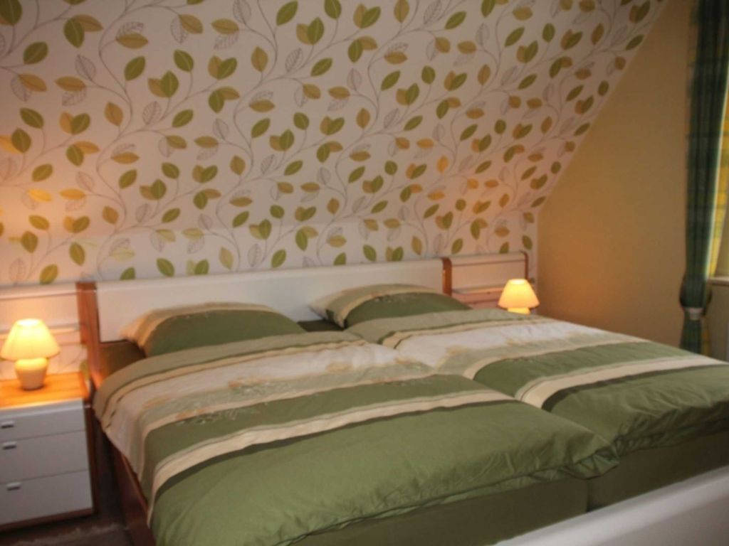 Die Wohnung ist mit 2 Schlafzimmern ausgestattet und bietet ausreichend Platz für 2-5 Personen. Darüberhinaus steht ein Kinderbett zur Verfügung.
