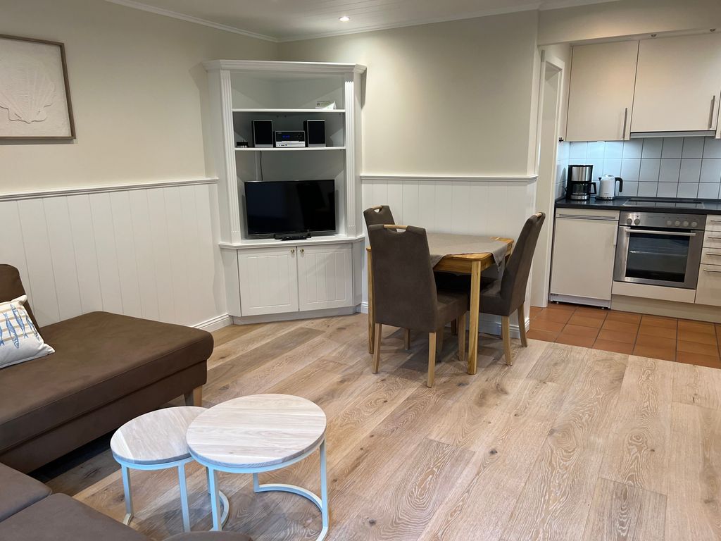 Holzfußboden in Eiche gekälkt sowie in der ganzen Wohnung Lichterspots