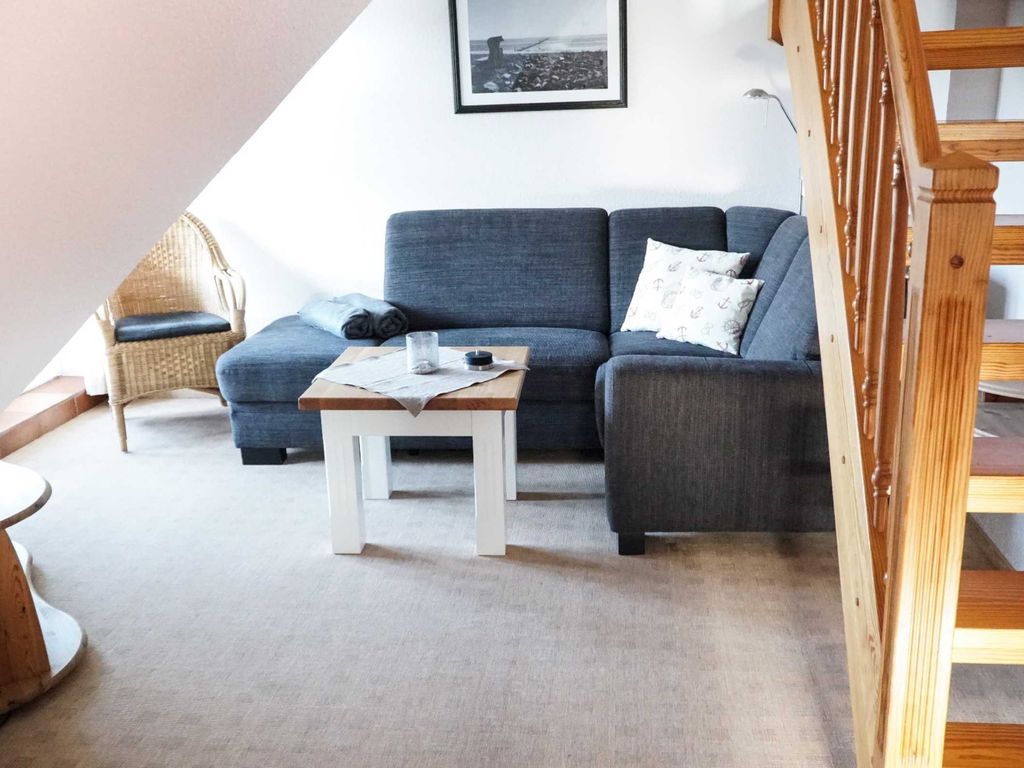 Die Wohnung Hooge besteht aus 2 Schlafzimmern, einem gemütlichem Wohnzimmer mit Balkon (Loggia im Reet),sowie Terrasse(Strandkorb) im Garten, Hifi-Anlage, Sat-TV, W-Lan, Telefon.