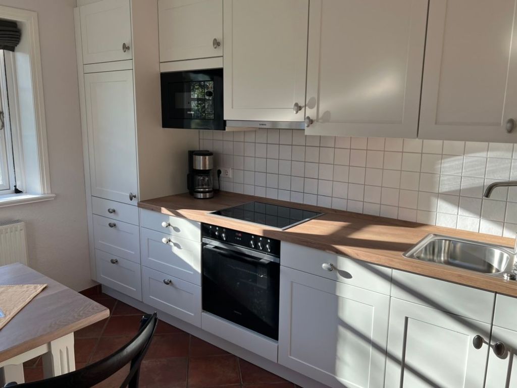 In der modernen Küche finden Sie Geschirrspülmaschine, Cerankochfeld, Backofen,