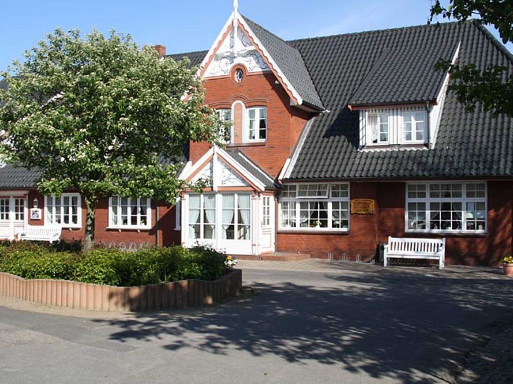 Hier sehen Sie die Vorderansicht unseres Hotels, indem sich im Erdgeschoß unser a la carte - Restaurant, Frühstücksraum und die Rezeption befinden. Die Hotelzimmer befinden sich in der 1 Etage.