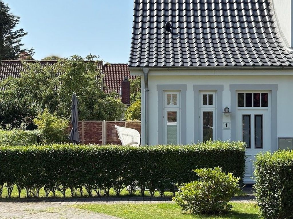 Eingang und Garten Haus Waldstraße.
