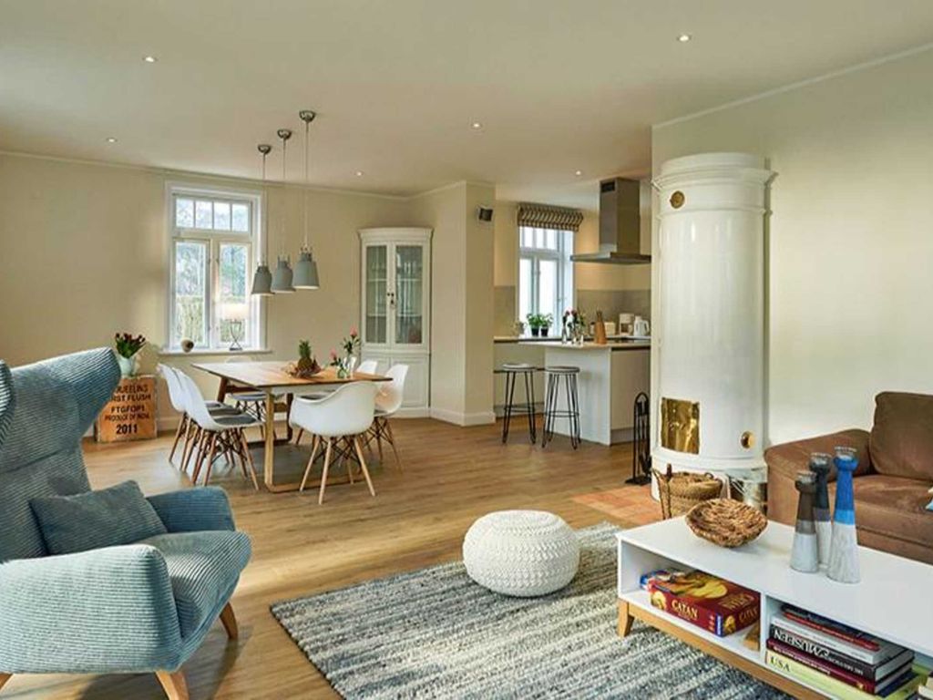 Das gemütliche Wohnzimmer im skandinavischen Stil lädt zum Entspannen ein.