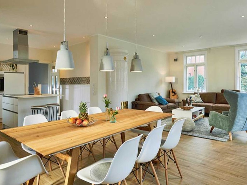 Der große Tisch im Esszimmer bietet viel Platz für gemütliche Runden.